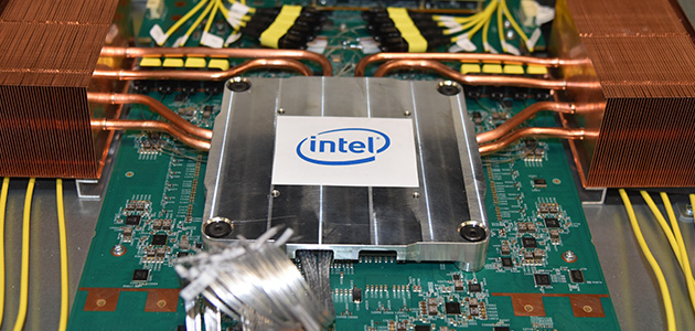 Intel Corporation a anunțat în martie 2020 că și-a integrat cu succes motorul fotonic de siliciu de 1